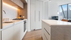 Coffee/tea maker, fridge, microwave, oven - Designer City Retreat Heated Pool, Sauna, Steam, Gym (Melbourne)