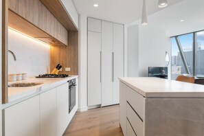 Kylskåp, mikrovågsugn, ugn och spishäll