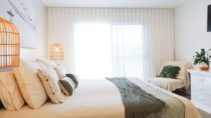 2 habitaciones, escritorio y tabla de planchar con plancha 
