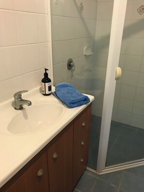 Shower, hair dryer, towels, soap - The Mango Tree, Fingal Bay (Fingal Bay)