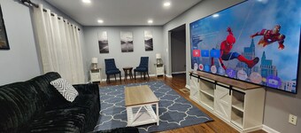 Spacious 5-bedroom house in charming Parkville with Hot tub 24/7