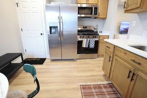 Microondas, horno, placa de cocina y lavavajillas