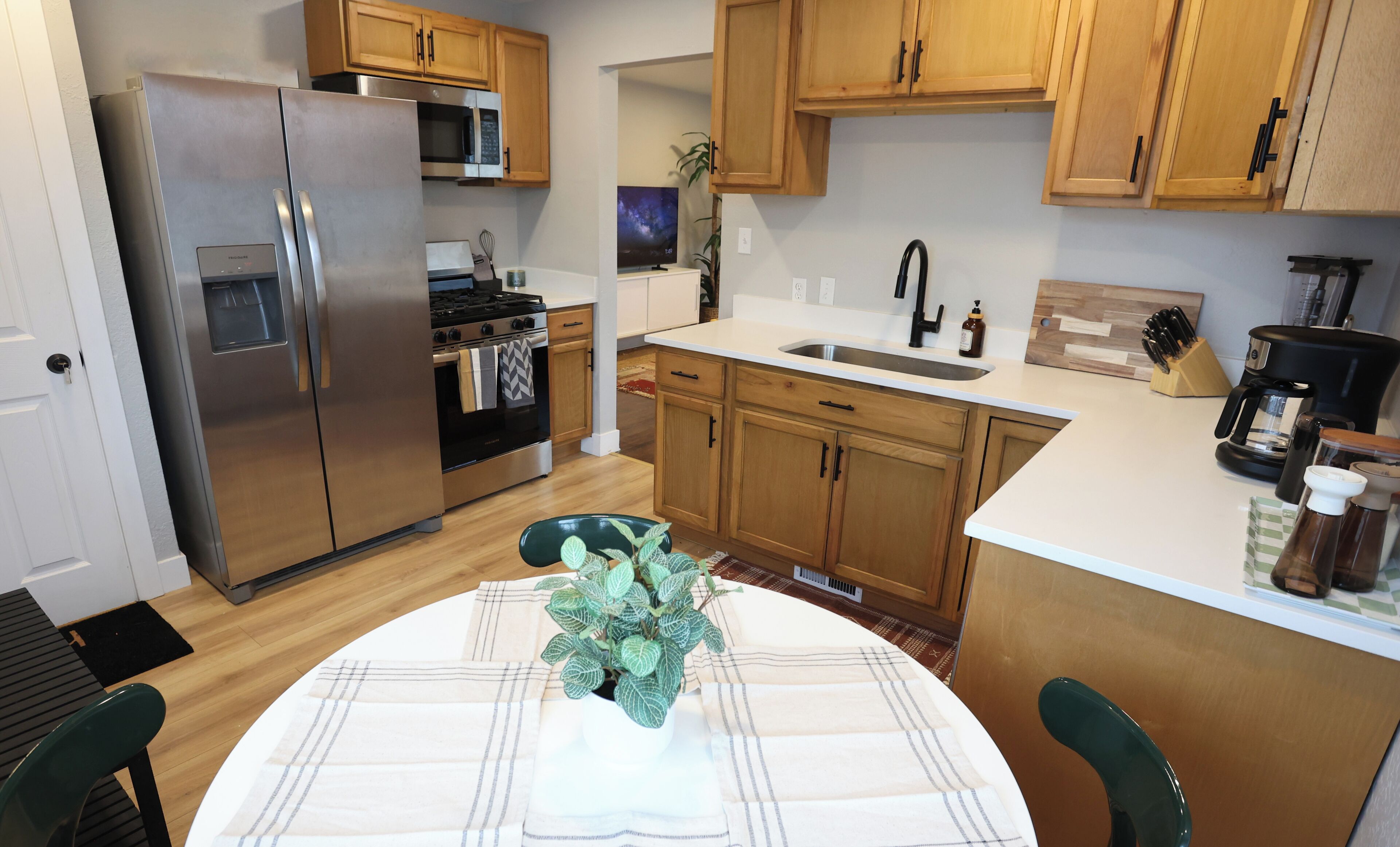 Microondas, horno, placa de cocina y lavavajillas