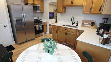 Microondas, horno, placa de cocina y lavavajillas