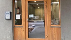 A double wooden door with the number 606, a glass panel, and a keypad on the left. - Casa del Oso - DT Condo, River & Mountain Views (Golden)