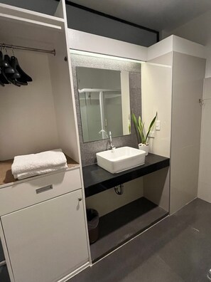 Double Room | Bathroom - Be-ing Suites Davao (Davao)