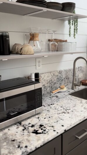 Frigorifero, microonde, macchina per tè/caffè, bollitore elettrico