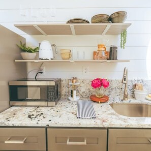 Réfrigérateur, micro-ondes, cafetière/bouilloire, bouilloire électrique