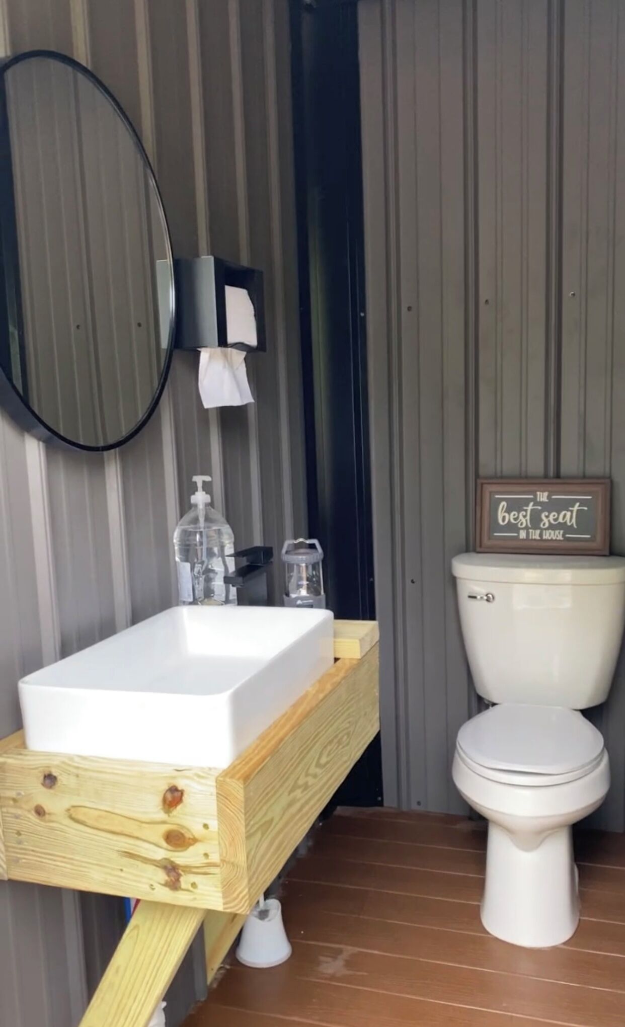 Dusj, håndklær, såpe og toalettpapir