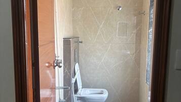 Ducha, jabón, champú y papel higiénico