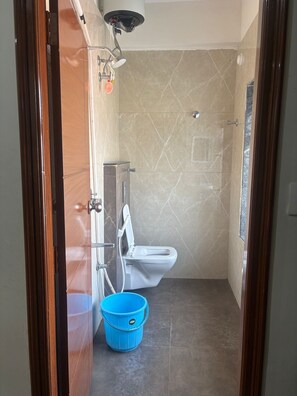 Ducha, jabón, champú y papel higiénico