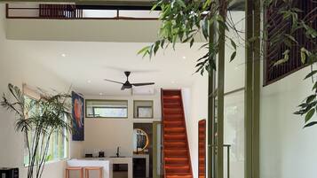 Villa Deluxe, 1 habitación, en esquina | Área de sala de estar | Televisión LCD de 32 pulgadas con canales digitales