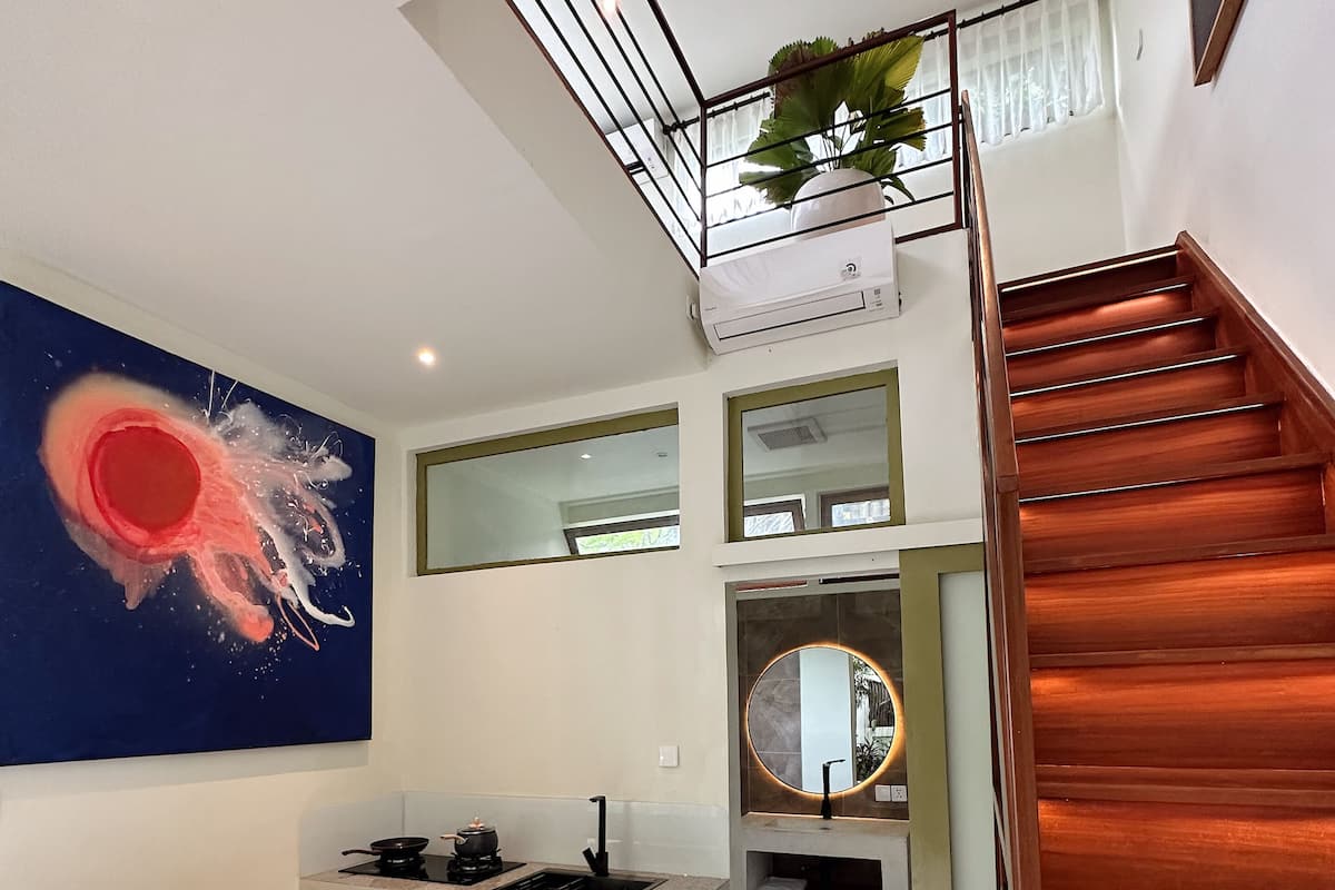 Junior villa, 1 hálószobával, medence melletti | Privát konyha | Főzőlap, turmixgép, főzőedények/tányérok/evőeszközök és ebédlőasztal