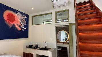 Villa junior, 1 habitación, junto a la alberca | Cocina privada | Parrilla de estufa, licuadora, utensilios de cocina y comedor