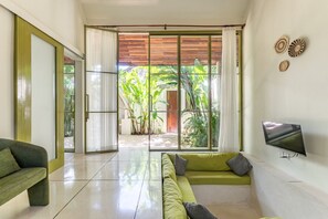 Vila família, 2 quartos, vista para o pátio | Área de estar | TV LCD 32 polegadas com canais digitais