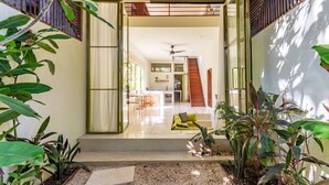 Un interior moderno con una escalera que conduce a un comedor y cocina.