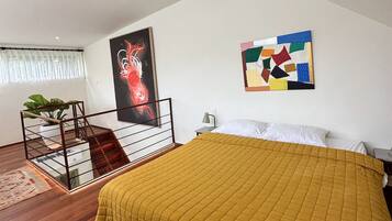 Villa superior, 1 habitación, en el área del jardín | Área de sala de estar | Televisión LCD de 32 pulgadas con canales digitales