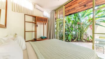 Familjevilla - 2 sovrum - utsikt mot innergÄrden | VÀrdeförvaringsskÄp pÄ rummet, skrivbord och arbetsyta för laptop