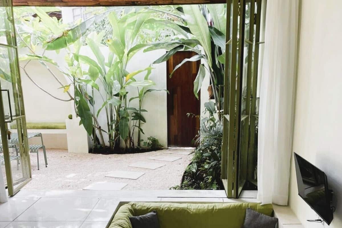 Családi villa, 2 hálószobával, kilátással az udvarra | Nappalirész | LCD-tévé