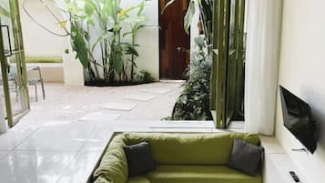 Villa familiar, 2 habitaciones, vista al patio | Área de sala de estar | Televisión LCD de 32 pulgadas con canales digitales