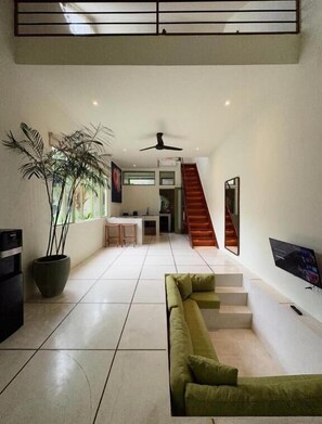 Vila família, 2 quartos, vista para o pátio | Área de estar | TV LCD 32 polegadas com canais digitais