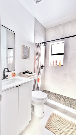 Hair dryer, towels, soap, toilet paper - Modern New 2BR • Close to Brickell’s Best Spots (Miami)