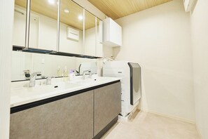 シャワー、ヘアドライヤー、ビデ、タオル