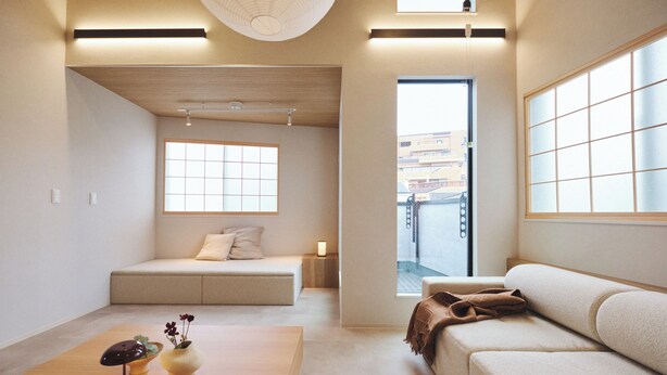 A modern living room with a sofa, a small table with a lamp, and a window with a view of buildings. - 2025/10Open! Lux Villa(132 m2) 6 min Shibuya/4m Ebisu (Ebisu, Shibuya-ku,)