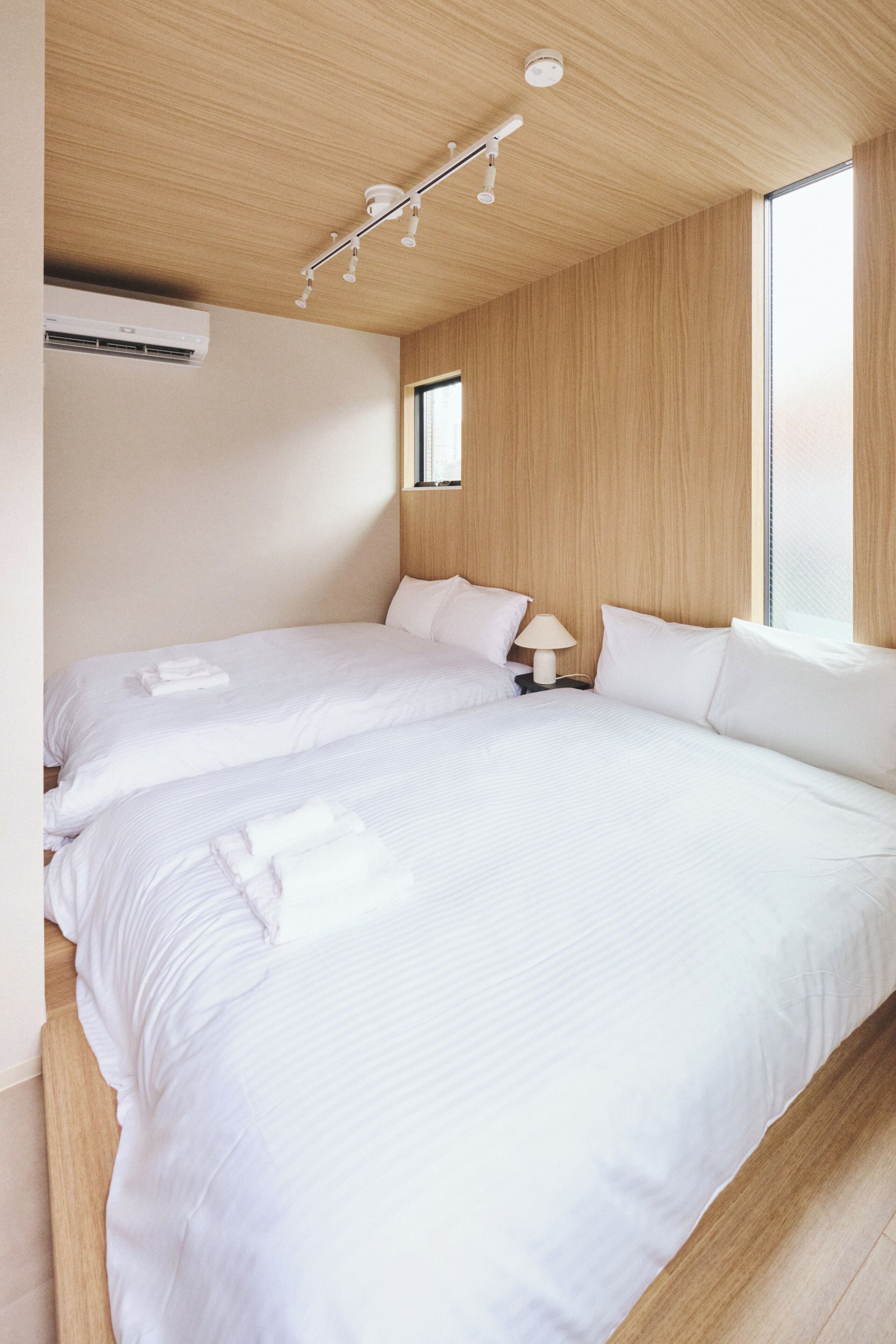 デスク、アイロン / アイロン台、WiFi (無料)、ベッドシーツ