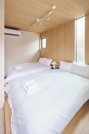 デスク、アイロン / アイロン台、WiFi (無料)、ベッドシーツ