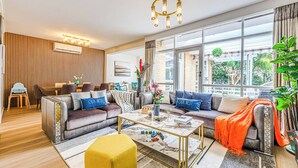 Un salon moderne avec un canapé, une table basse et un coin repas.