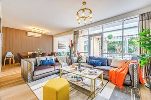 Hus – comfort, hageutsikt | Oppholdsområde