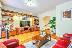 Living area - StayAU Pet-Friendly Prestigious House (Balwyn North)