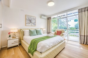 Comfort House, Garden View | View from room - StayAU Pet-Friendly Prestigious House (Balwyn North)