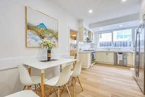 Comfort House, Garden View | Private kitchen - StayAU Pet-Friendly Prestigious House (Balwyn North)
