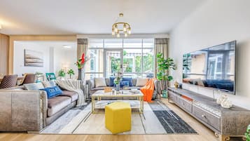 Deluxe Townhome, Garden View | Living area