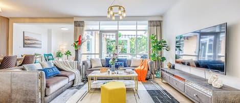 Casa Confort, vista al jardín | Área de sala de estar