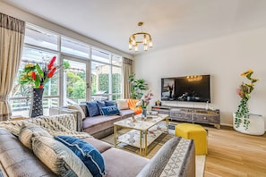 Comfort House, Garden View | Living area - StayAU Pet-Friendly Prestigious House (Balwyn North)