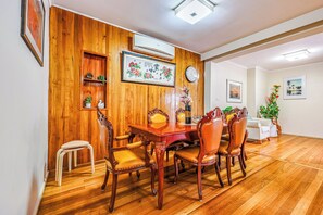 Deluxe Townhome, Garden View | Dining - StayAU Pet-Friendly Prestigious House (Balwyn North)