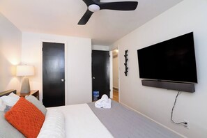 3 bedrooms, iron/ironing board, WiFi, bed sheets - Foosball Fun! Private House Close to Kansas City (Overland Park)
