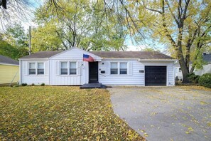 Exterior - Foosball Fun! Private House Close to Kansas City (Overland Park)