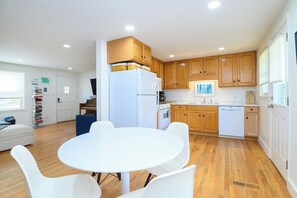 Dining - Foosball Fun! Private House Close to Kansas City (Overland Park)