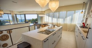 Fridge, microwave, oven, dishwasher - Contemporary villa with heated pool, close to the town centre (STE MAXIME)