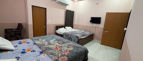 Kolmen hengen huone | Työpöytä