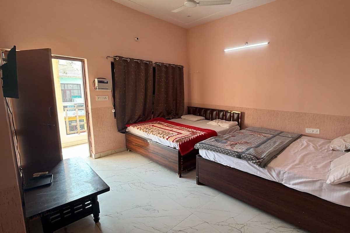 Quadruple Room | Desk