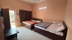 Quadruple Room | Desk - Amrit Guest House (Vrindavan)