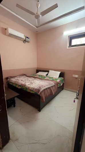 Double Room | Desk - Amrit Guest House (Vrindavan)