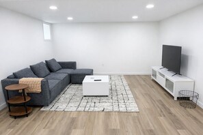 Smart TV - Family‑Friendly 3BR in Seward Park • Walkable • Coffee Shops • Restaurants (Seattle)