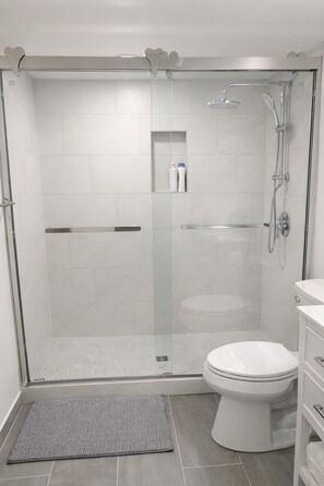 Shower, hair dryer, towels, soap - Family‑Friendly 3BR in Seward Park • Walkable • Coffee Shops • Restaurants (Seattle)