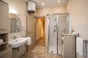 Family Apartment, Multiple Bedrooms, 2 Bathrooms, Sea Facing (Duplex Le Onde - Center & Parking) | Bathroom | Shower, hair dryer, bidet, towels - Duplex Le Onde - Center & Parking (Ceriale)